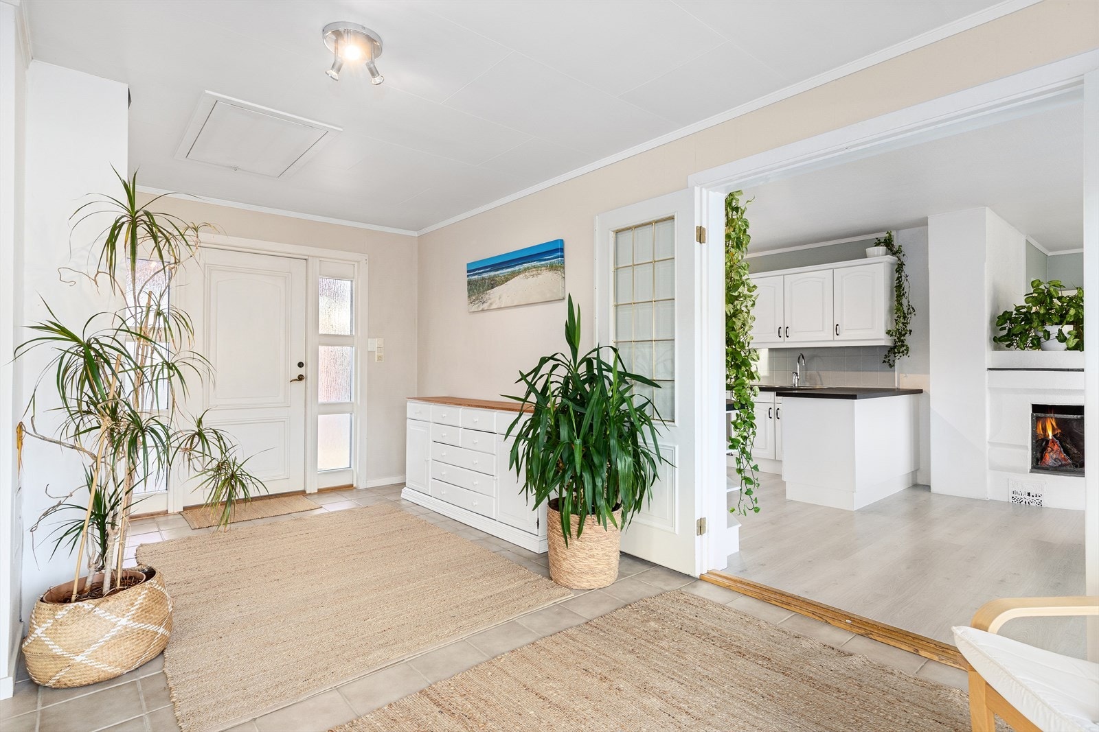 Man ønskes velkommen inn i en lys og romslig hall med flislagte gulv. Galleribilde