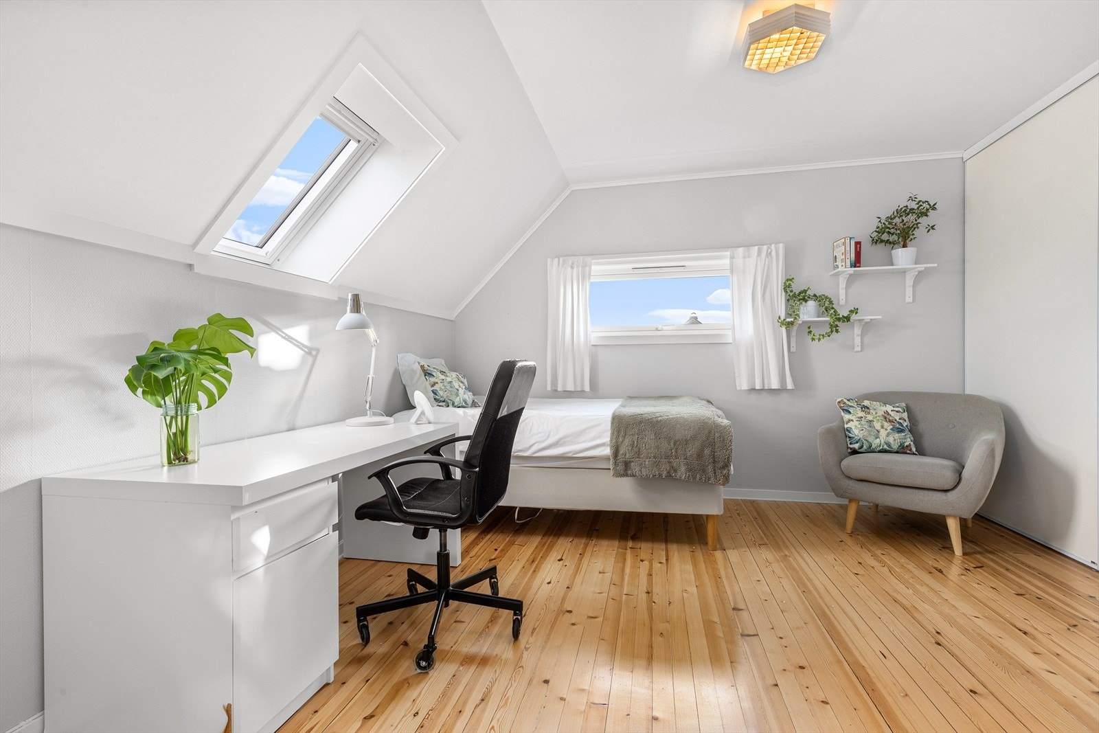 Soverom 3 - Begge rom i denne etasjen har takvinduer og oppbevaring i skyvedørsgarderobe. Galleribilde