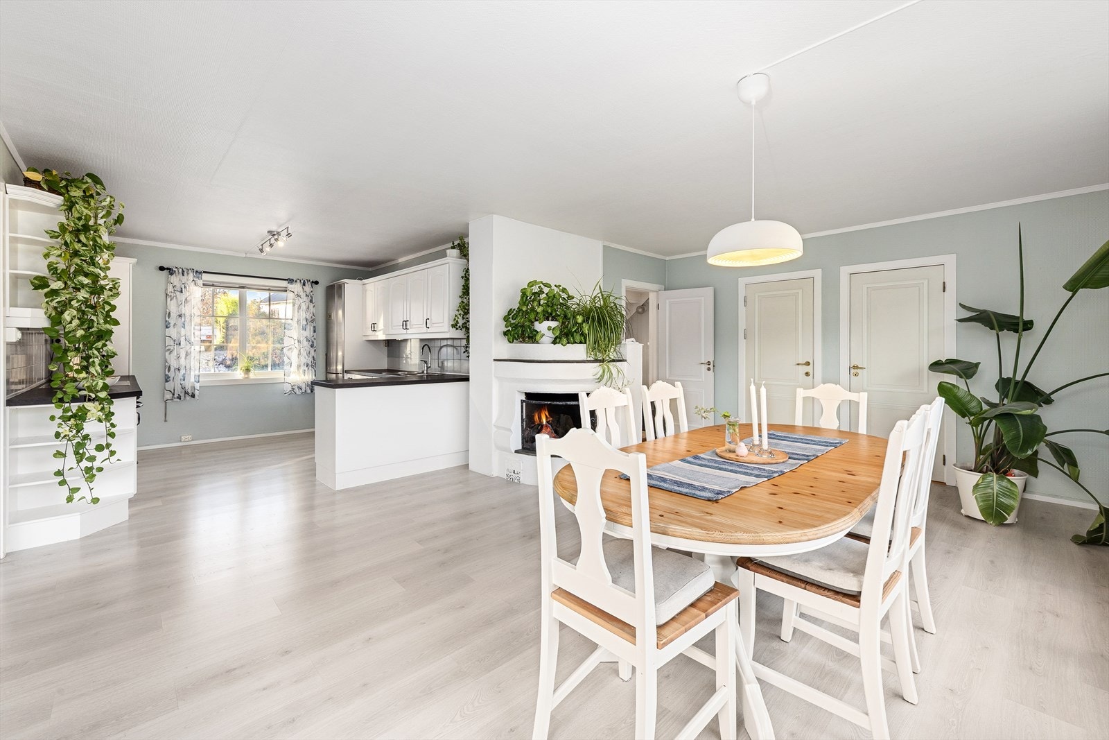 Den åpne løsningen mellom kjøkken og spisestuen gjør det enkelt å være sosial, selv når man står på kjøkkenet og lager mat. Galleribilde