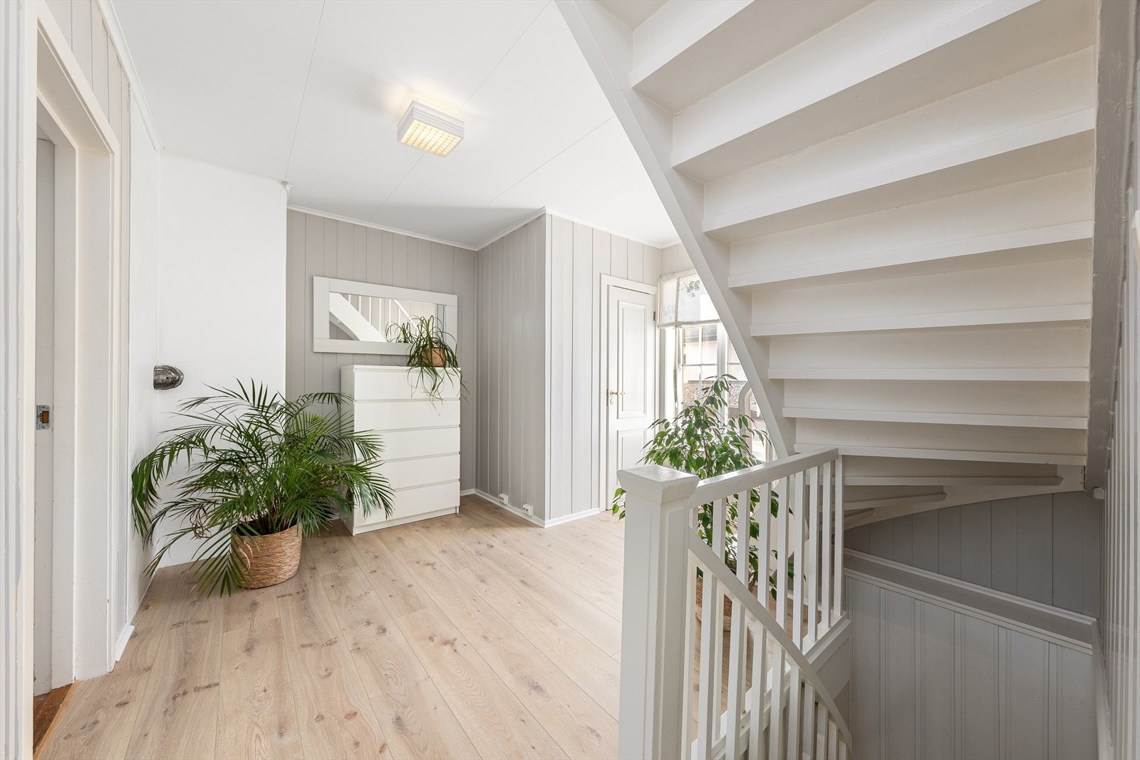 Innenfor spisestuen har man trapperommet som leder ned til kjeller og opptil 2. etasje, samt at det er tilgang til toalettrommet. Galleribilde