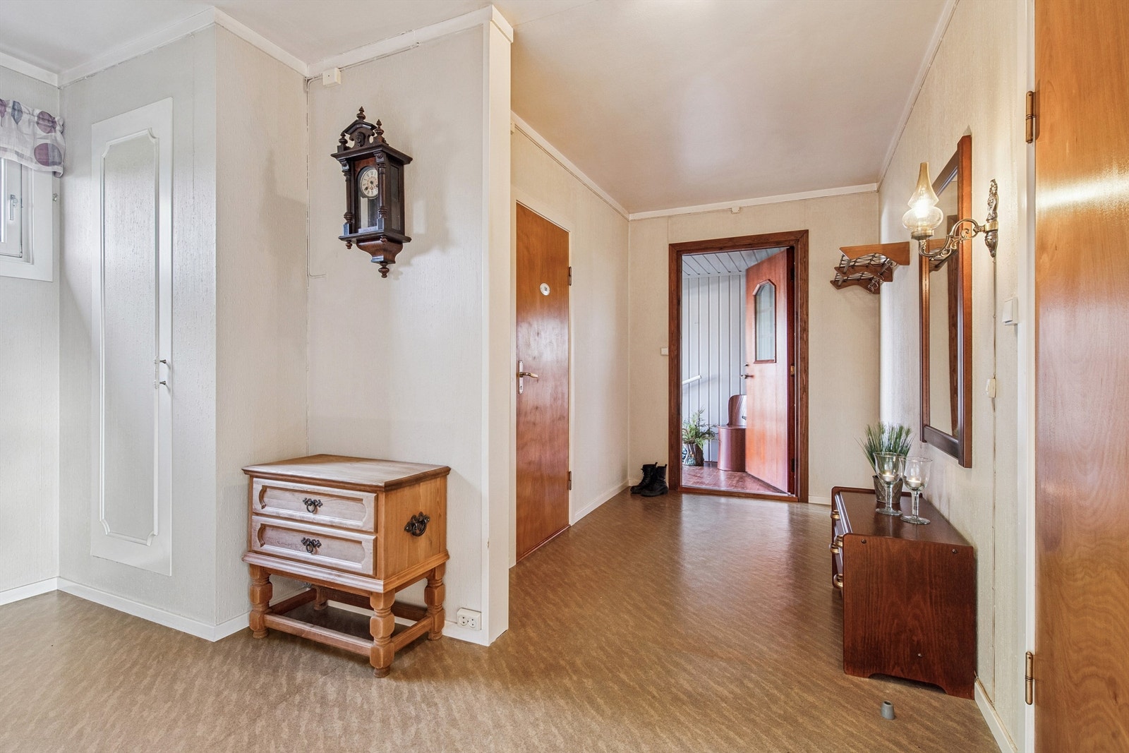 Fra entréen er det tilgang til flere av rommene i etasjen. Galleribilde