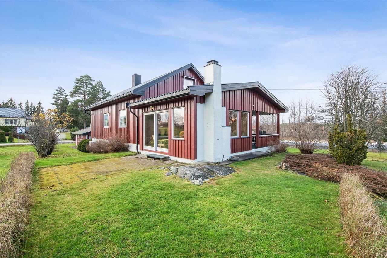 Eiendommen ligger i et populært boområde og har en pent opparbeidet hage med gode solforhold. Galleribilde