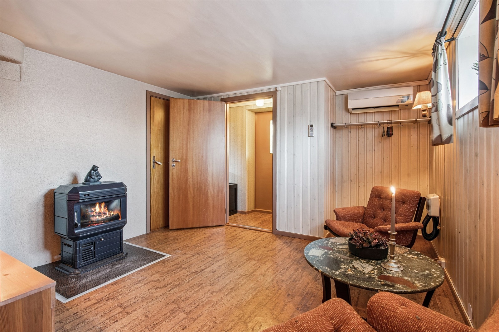 Innredet rom i underetasje utstyrt med vedovn for varme. Rommet er ikke godkjent for varig opphold. Galleribilde
