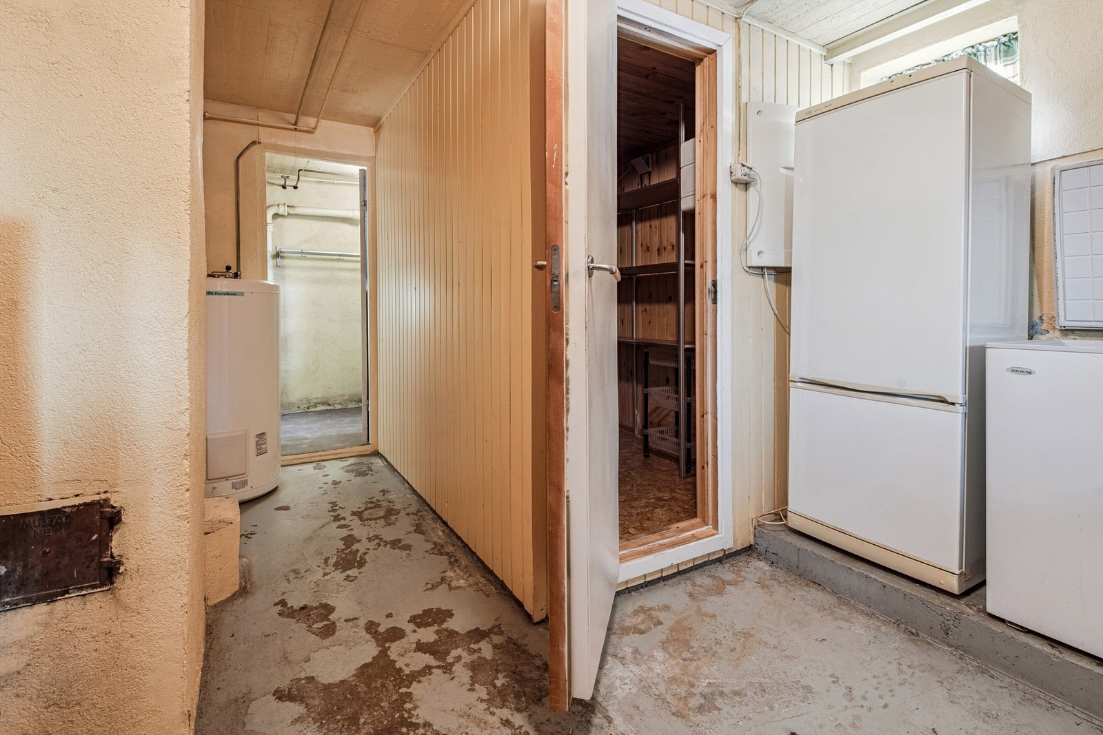 Praktisk vaskerom og teknisk rom med lagringsmuligheter i sokkeletasjen. Galleribilde