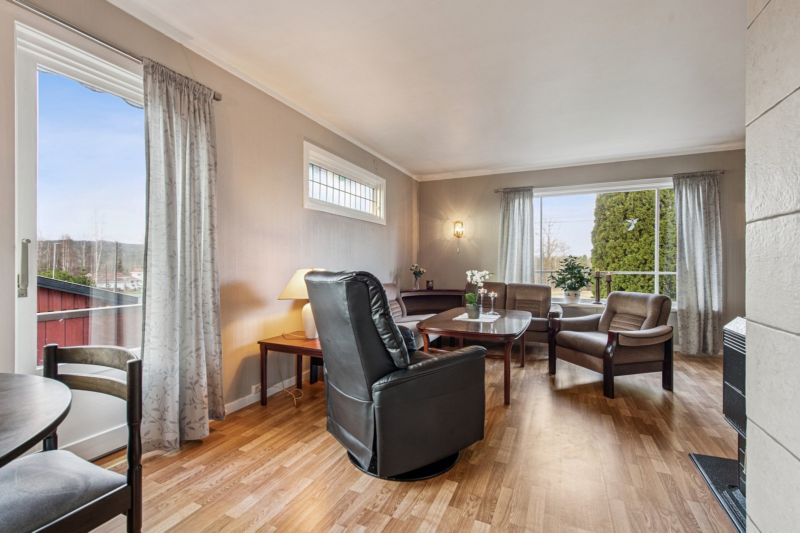 Fra stuen er det utgang til en balkong med utsikt over nærområdet. Galleribilde