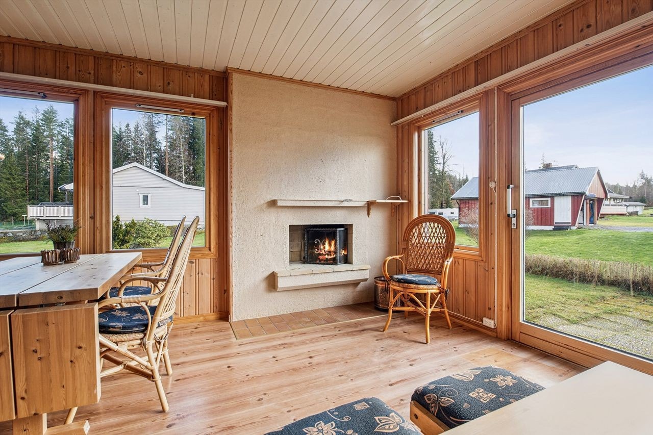 Den innbygde hagestuen har peis og store vinduer som gir nærhet til hagen. Galleribilde