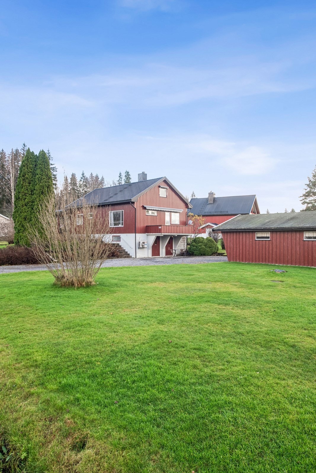 Boligen har noe oppussingsbehov og er et godt utgangspunkt for å sette sitt eget preg. Galleribilde