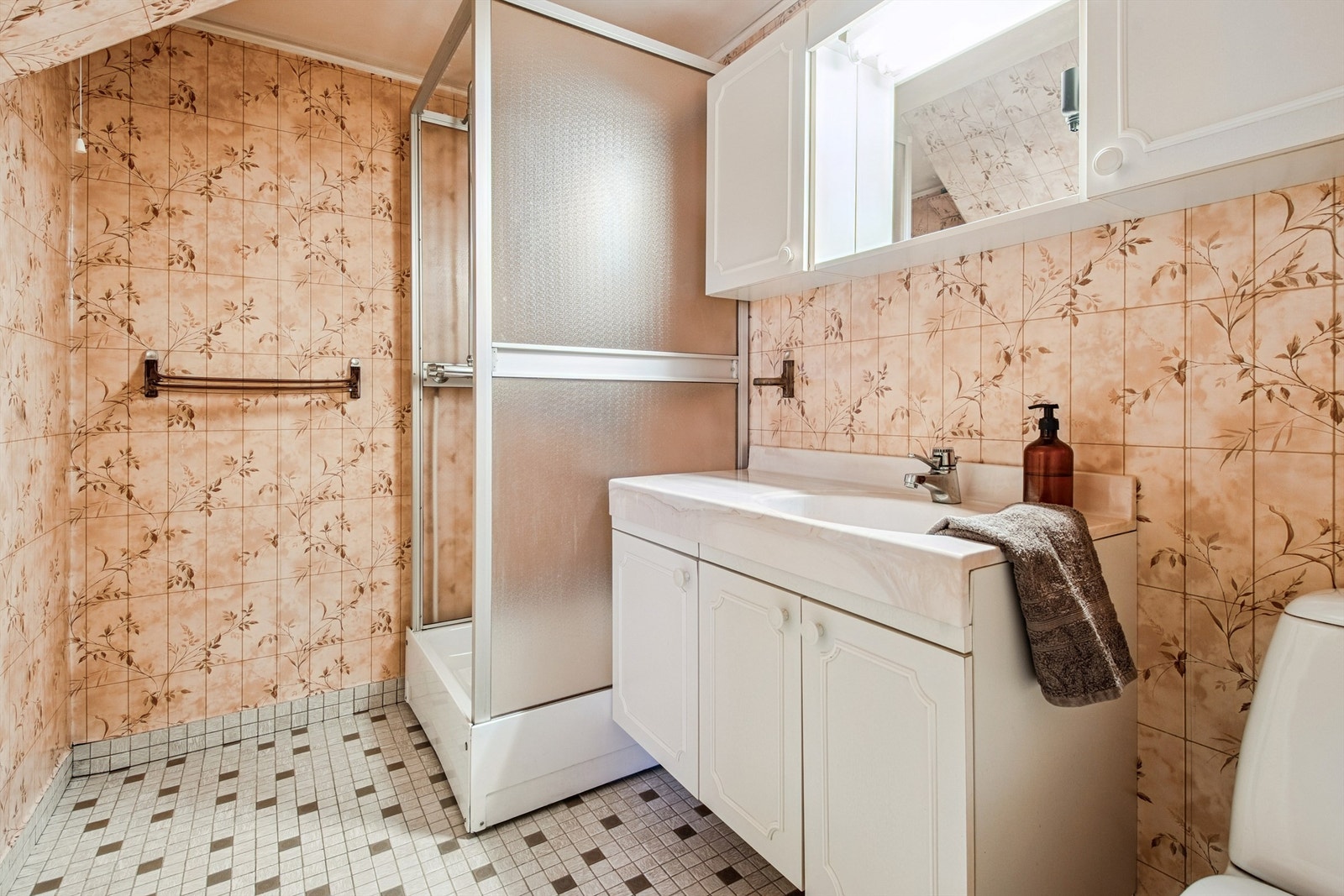 Badet i underetasjen er av eldre standard og har dusjkabinett, servant og toalett. Galleribilde