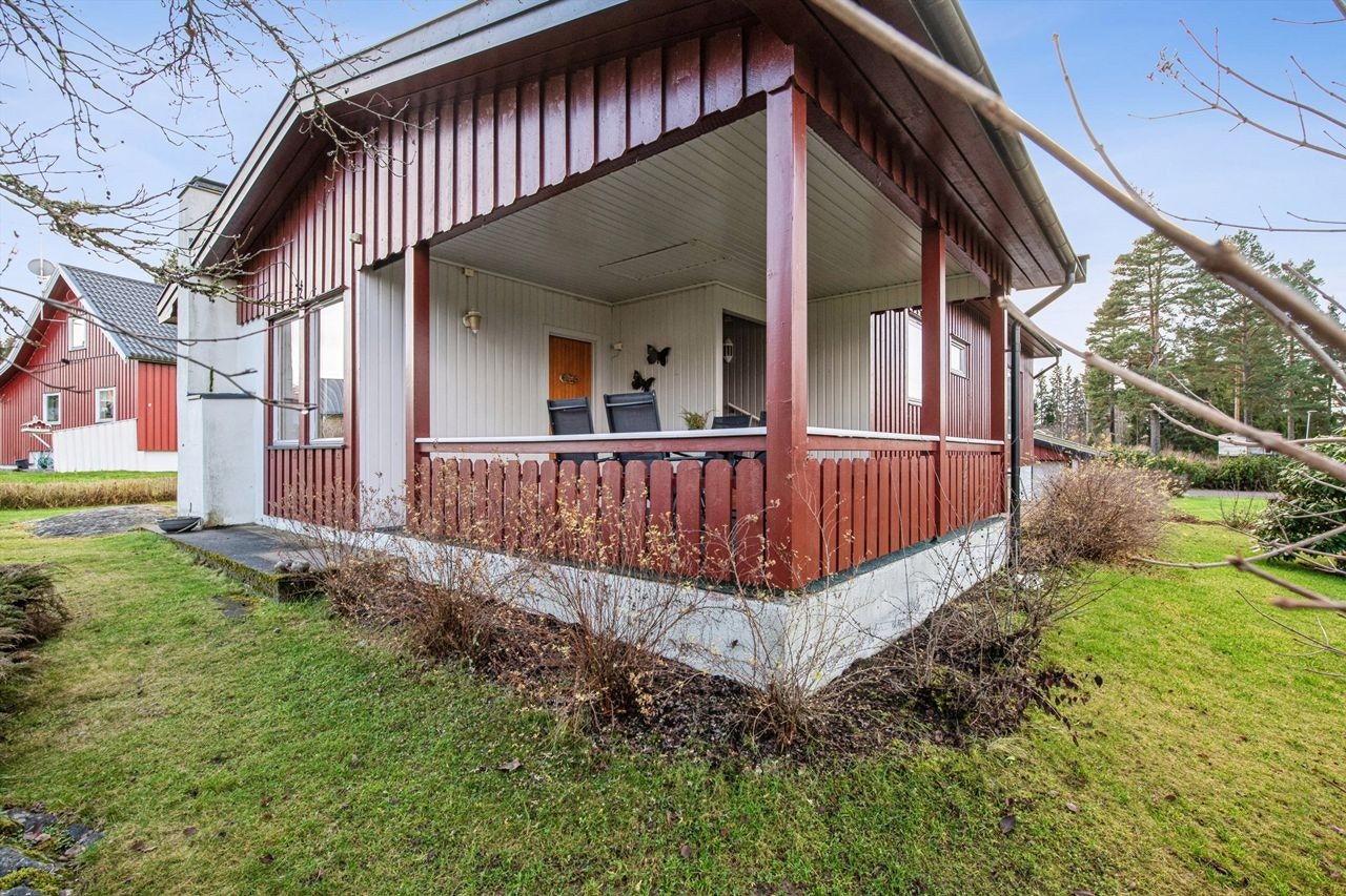 Ved inngangspartiet er det en overbygget og skjermet uteplass. Galleribilde