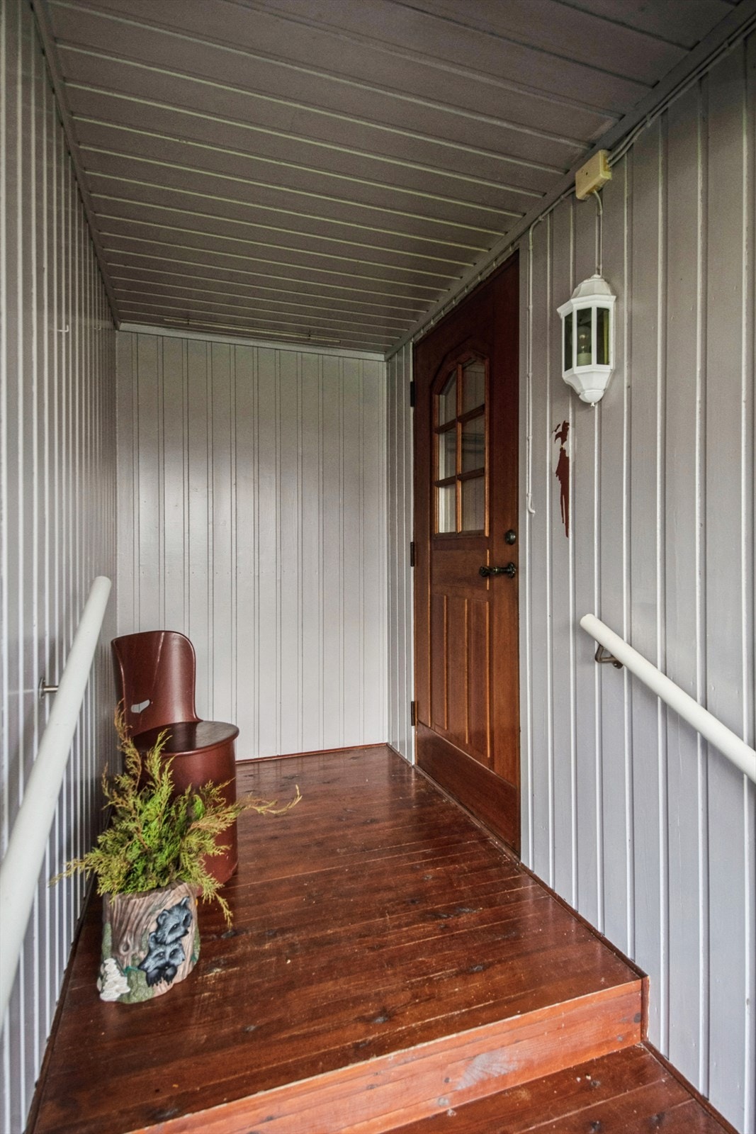 Et overbygget inngangsparti ønsker velkommen inn i boligen. Galleribilde