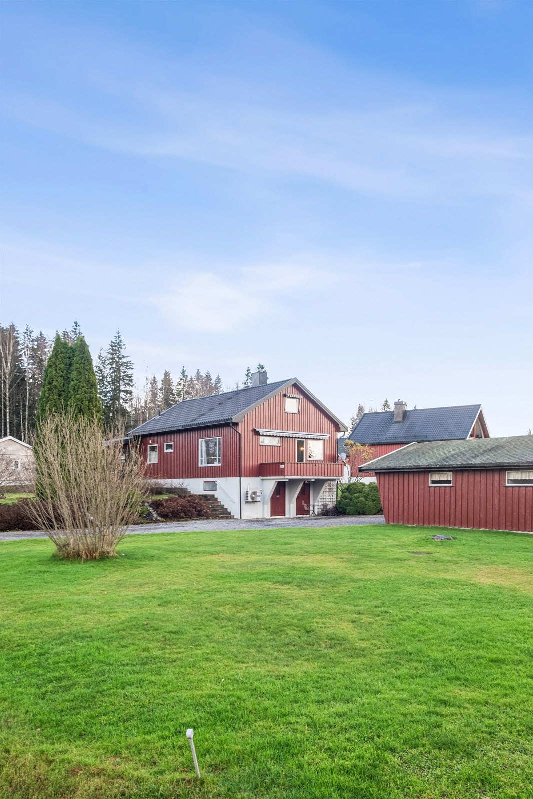 Fra eiendommen er det kort vei til fine turmuligheter, badeplasser og skiaktiviteter. Galleribilde