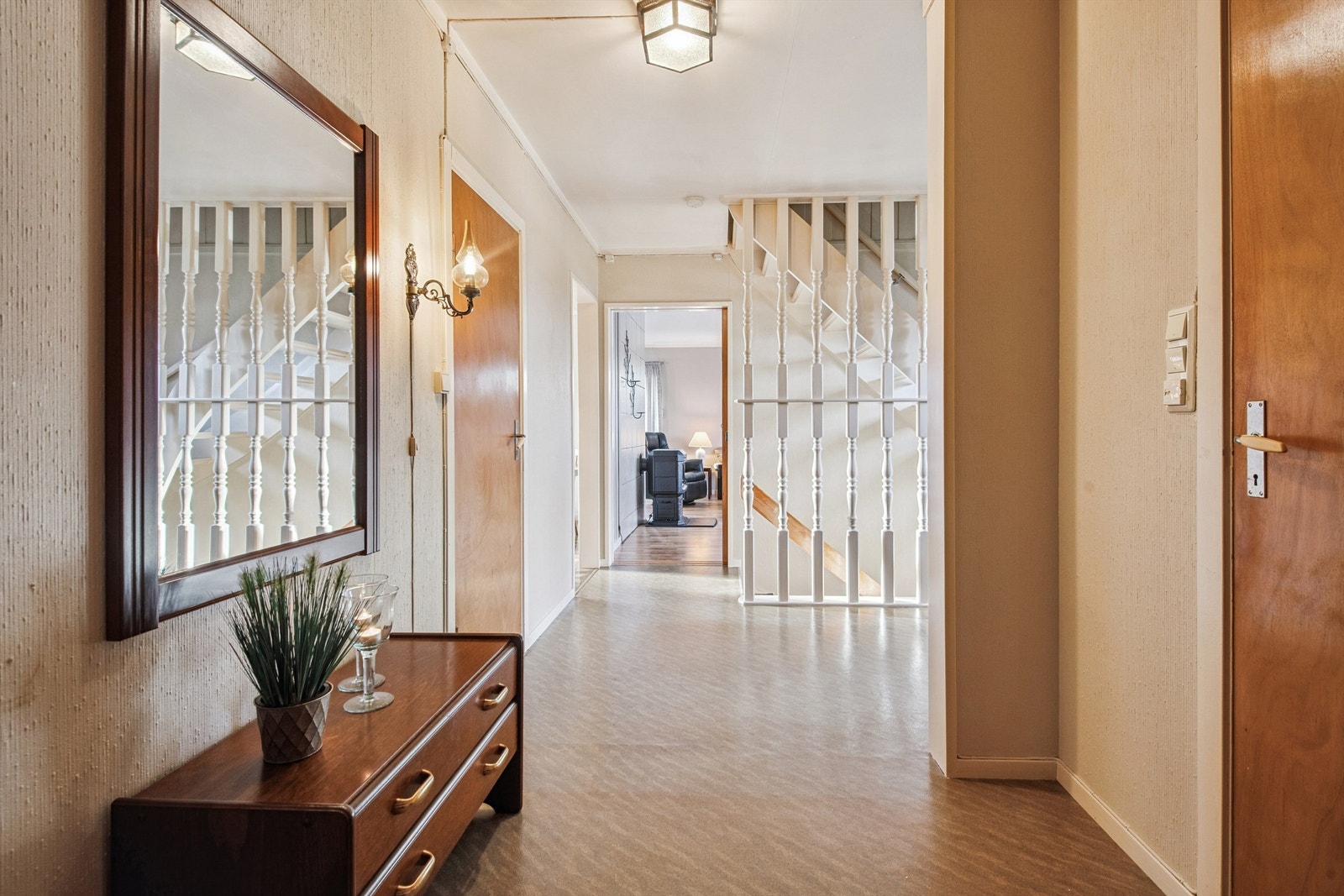 Gangen fortsetter videre og binder etasjen sammen, med trapp opp til andre etasje. Galleribilde