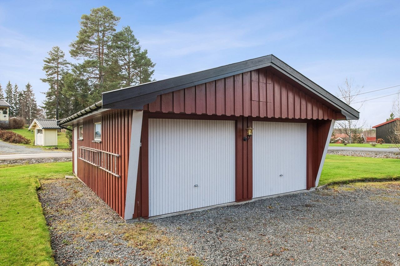 Den frittstående garasjen har to separate porter og plass til to biler. Galleribilde