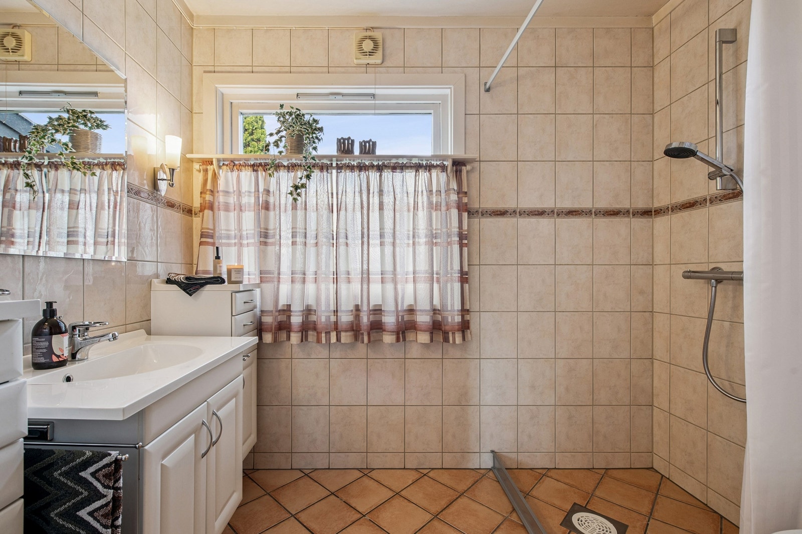 Badet i første etasje er utstyrt med servant, toalett og dusjløsning. Galleribilde