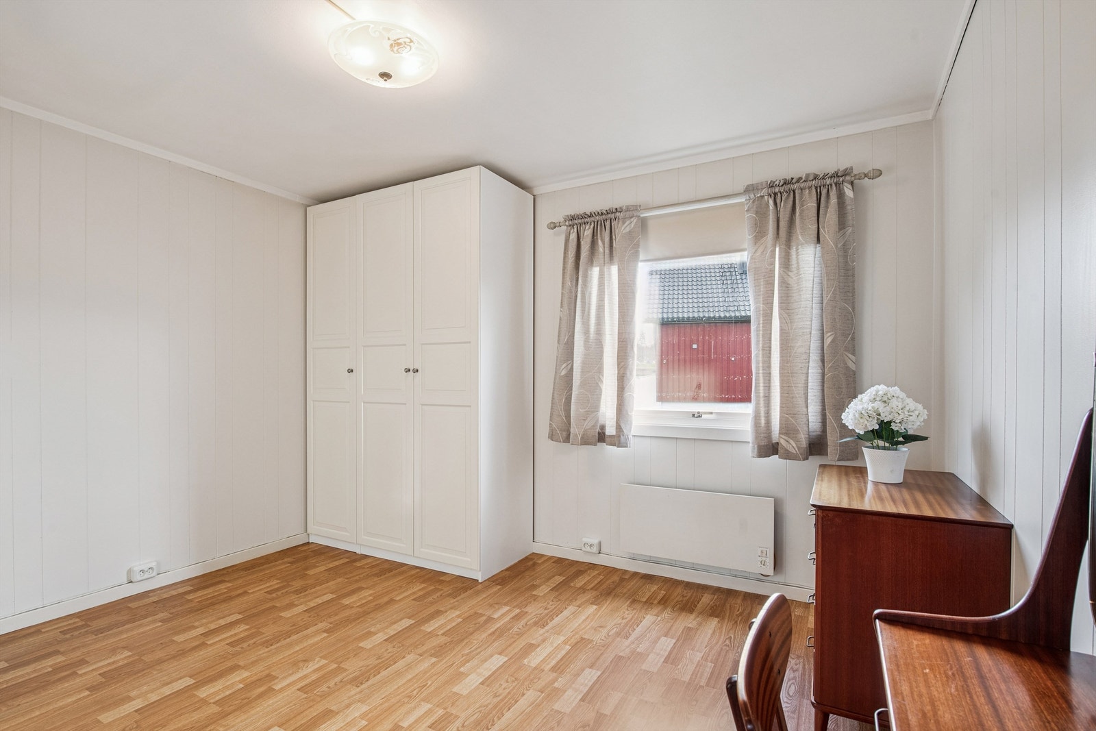 Hovedetasjen inneholder et praktisk soverom med plass til garderobeløsning. Galleribilde