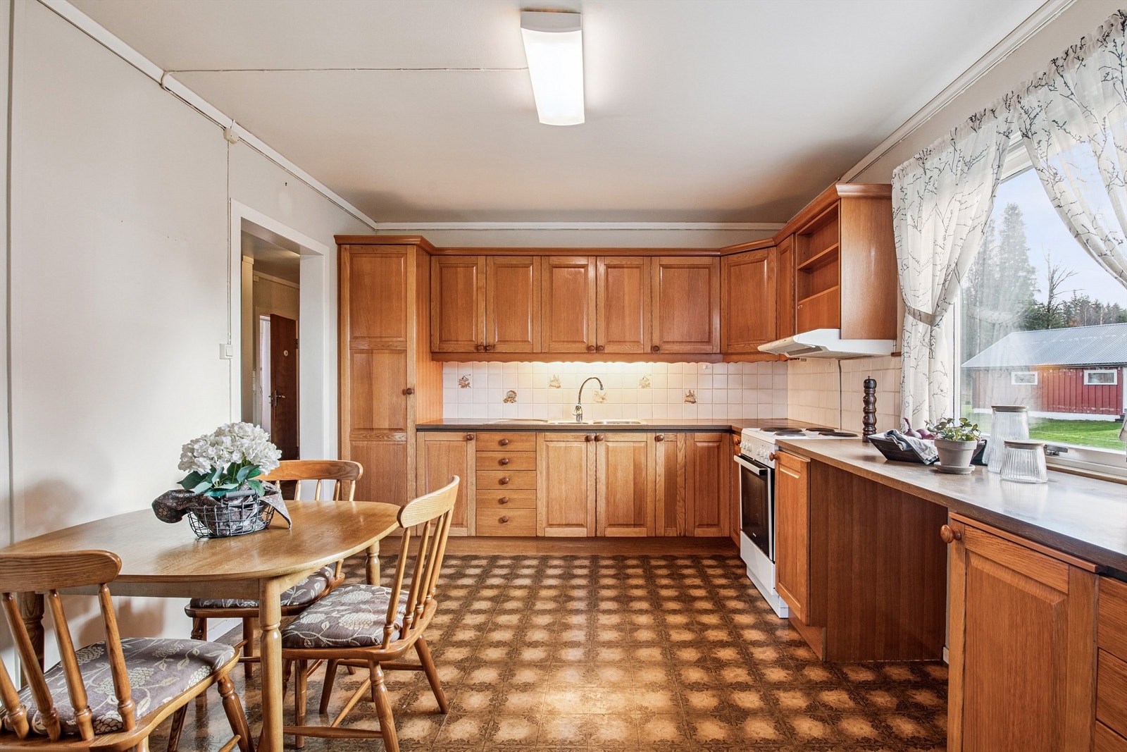 Kjøkkeninnredningen er av eldre dato, og gir et godt utgangspunkt for modernisering. Galleribilde