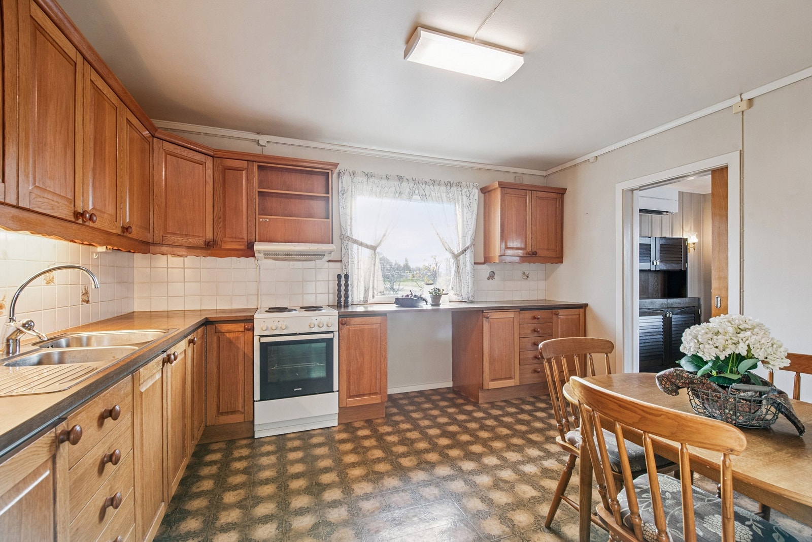 Kjøkkenet er romslig med god skap- og benkeplass, samt plass til et spisebord. Galleribilde