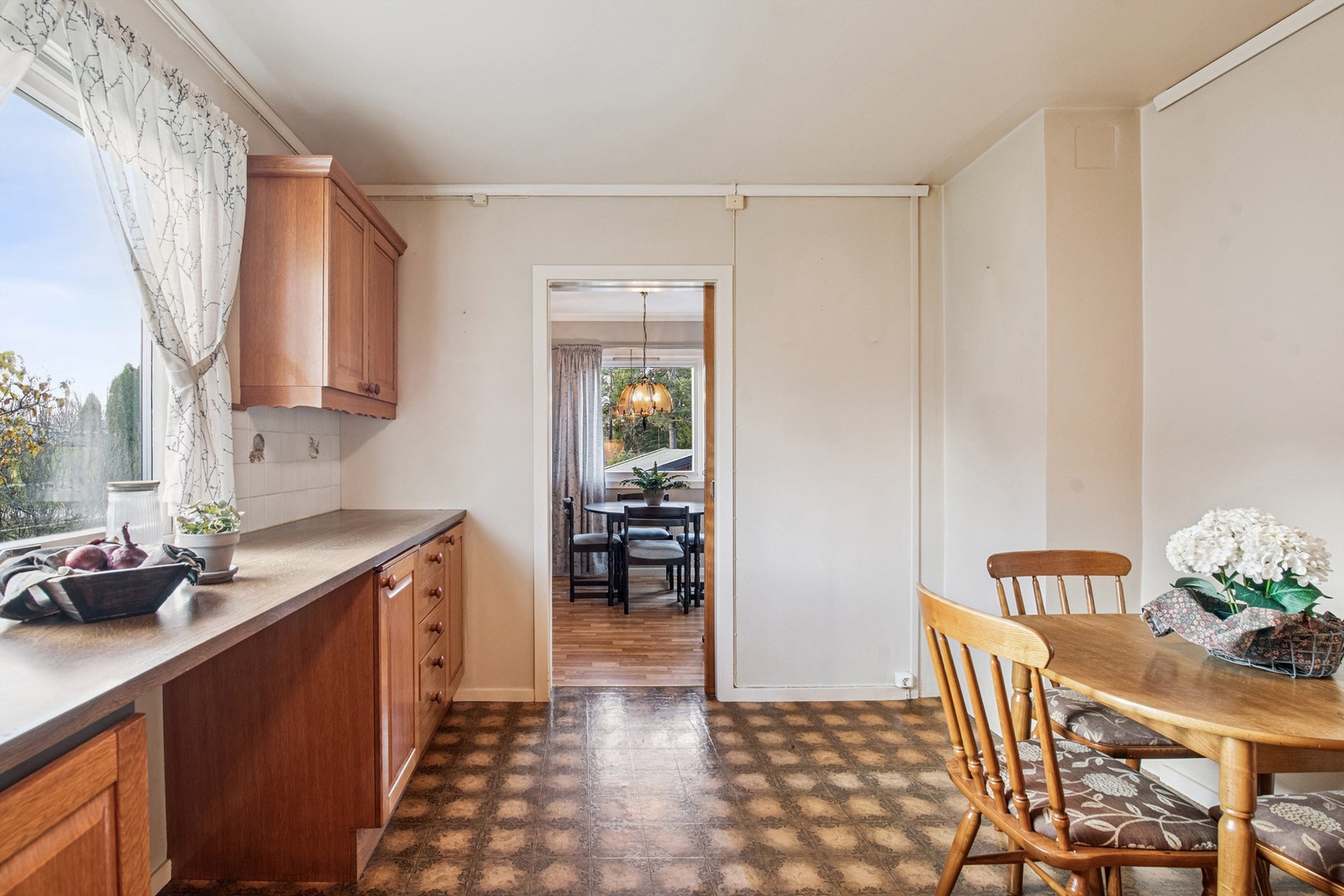 Fra kjøkkenet er det åpen tilknytning videre inn mot spisestuen. Galleribilde