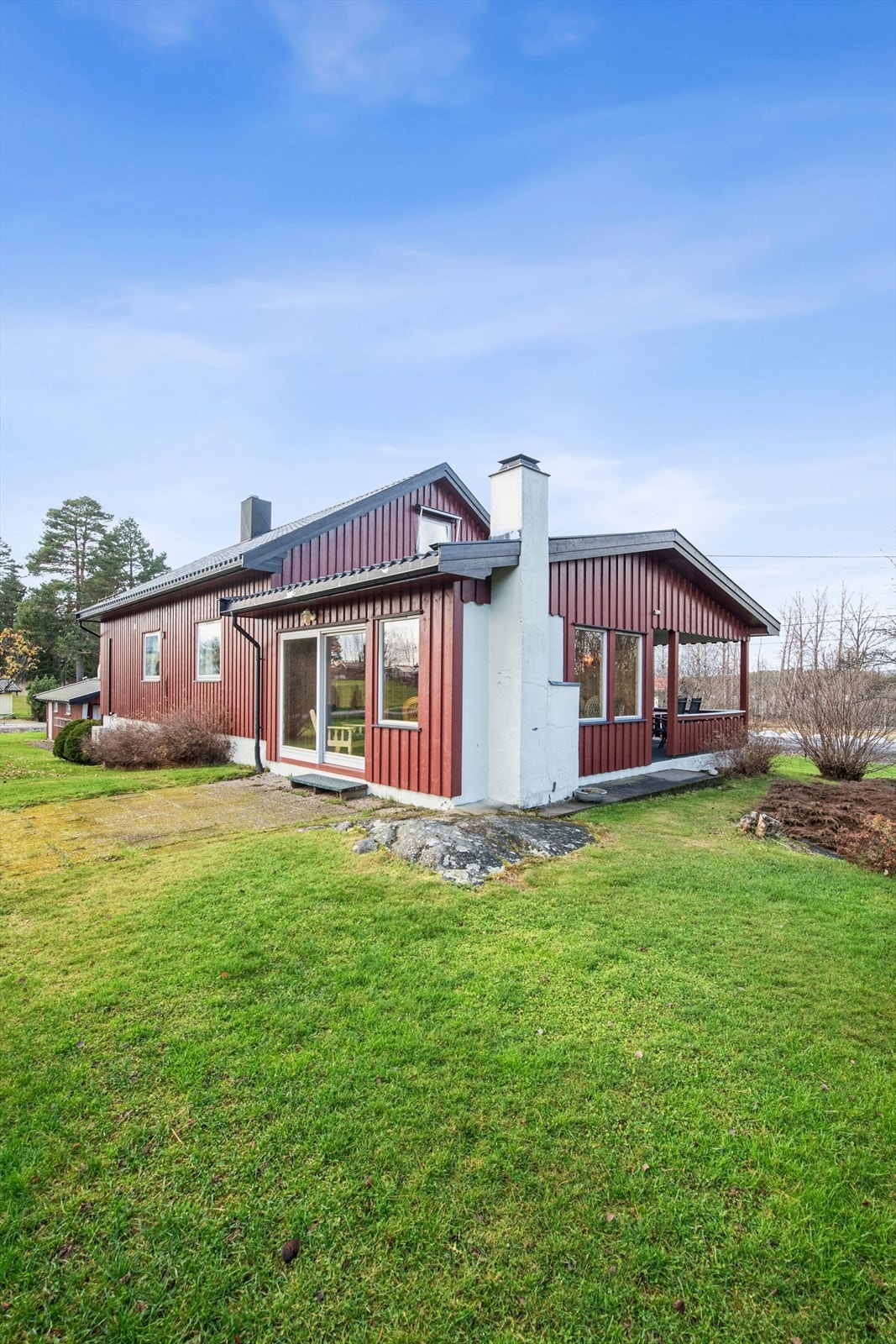 Hagen som omkranser boligen er pent opparbeidet med plen og prydbusker. Galleribilde