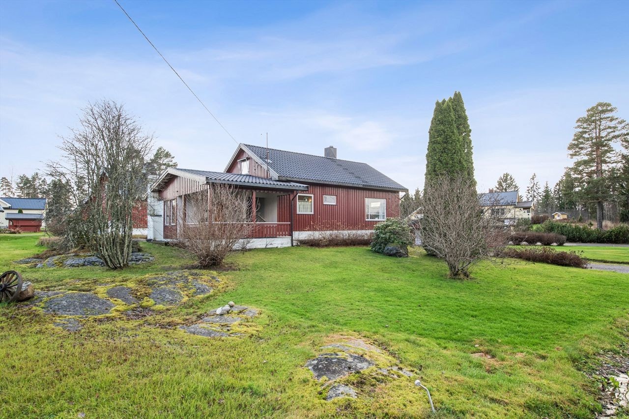 Tomten har sjarmerende innslag av naturlig bergskjær som gir karakter til uteområdet. Galleribilde