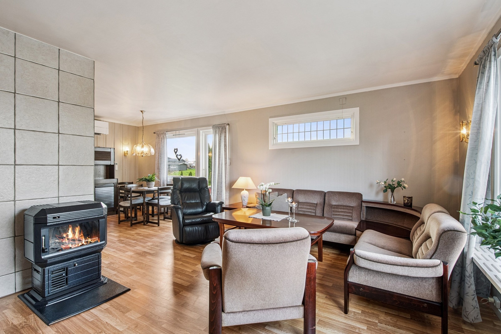 Rommet har plass til flere møbleringsløsninger og får lys fra store vindusflater. Galleribilde