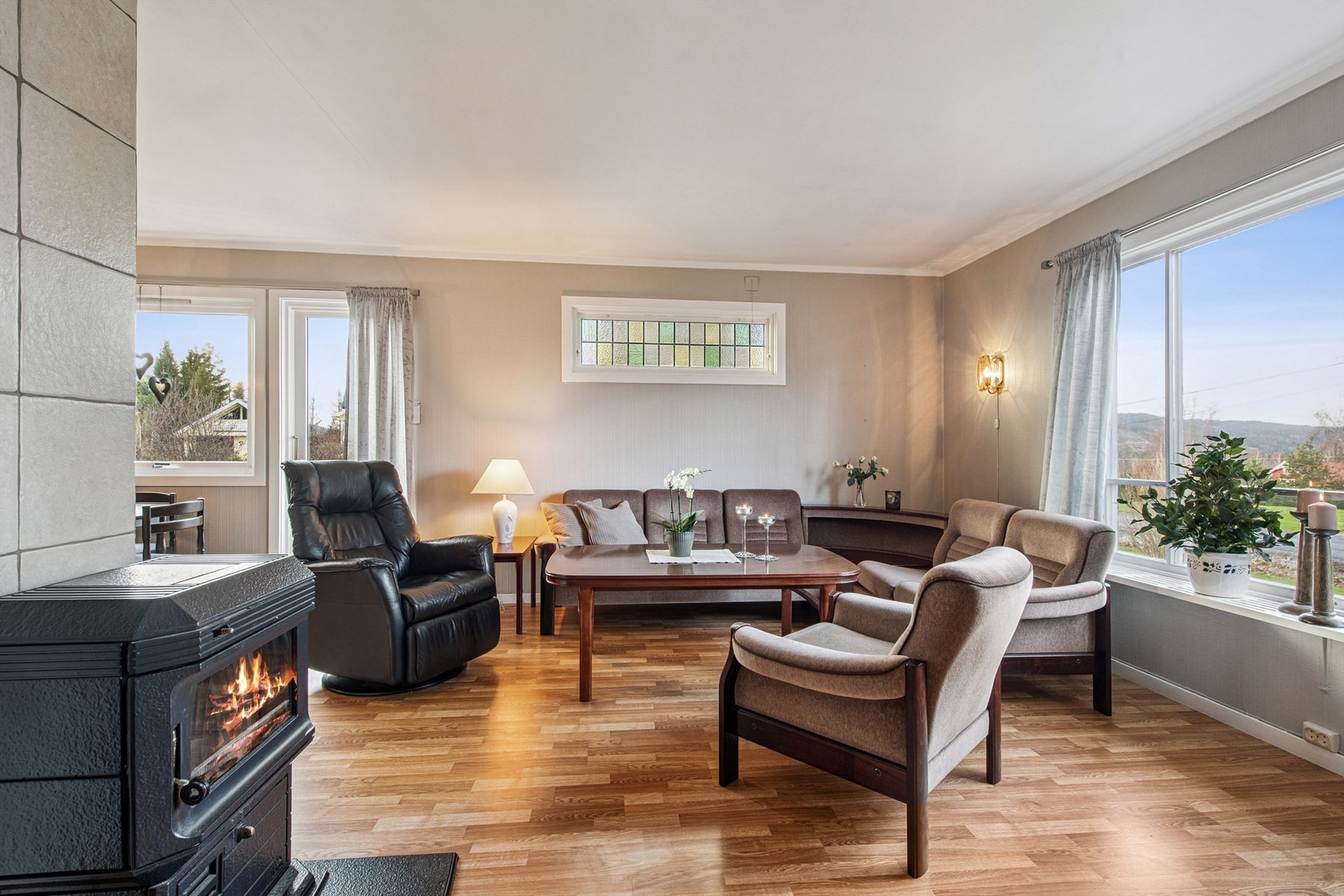 Stuen er i vinkel, noe som gir en naturlig inndeling av soner for sittegrupper. Galleribilde