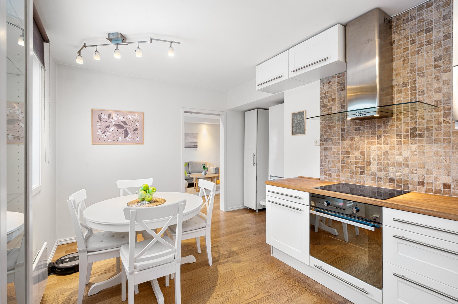 Romslig kjøkken på 13,9 kvm. Galleribilde