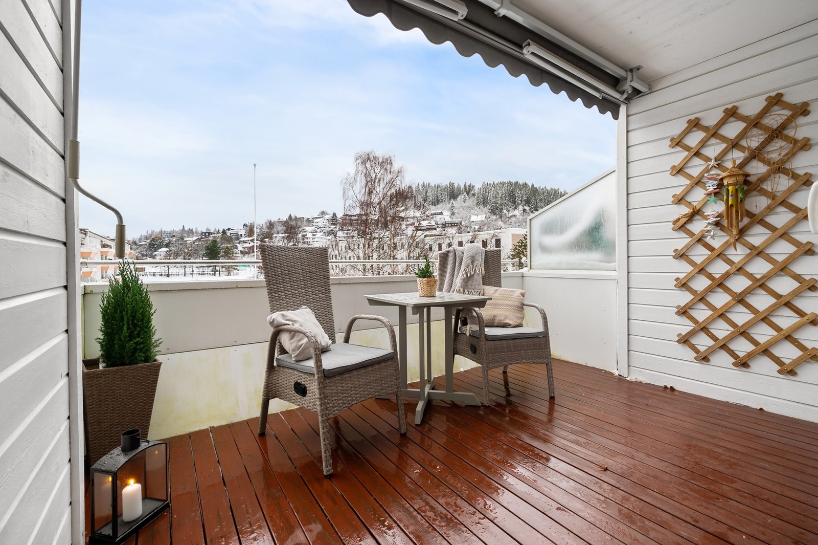 Solrik balkong med lite innsyn og flott utsikt. Galleribilde