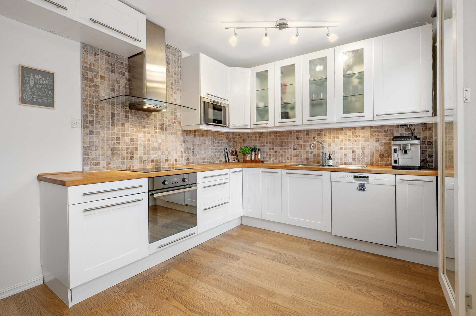 Det er integrert platetopp, stekeovn og mikrobølgeovn. Galleribilde