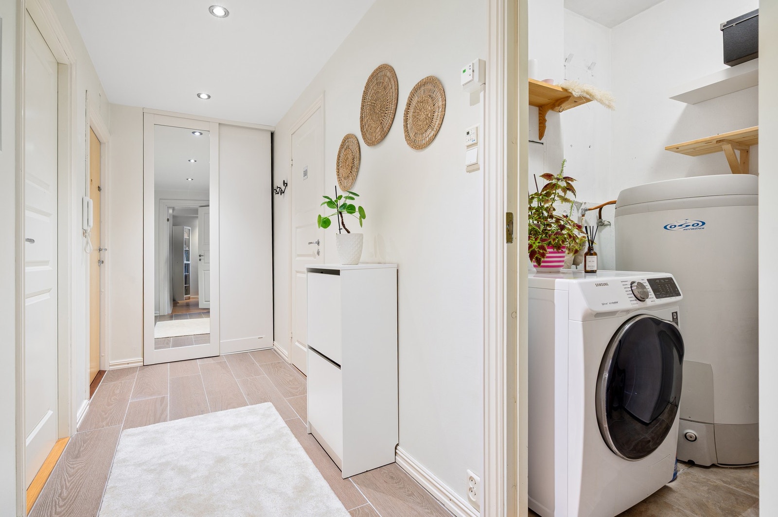 Det ble lagt varmekabel og flis i gang i 2023. Galleribilde