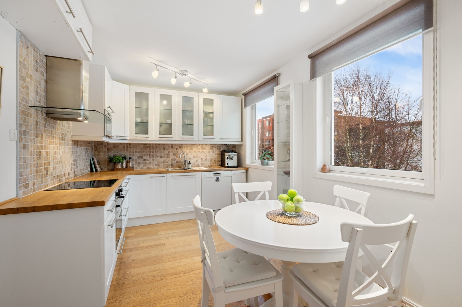 Lekkert kjøkken med mye skap og benkeplass. Galleribilde