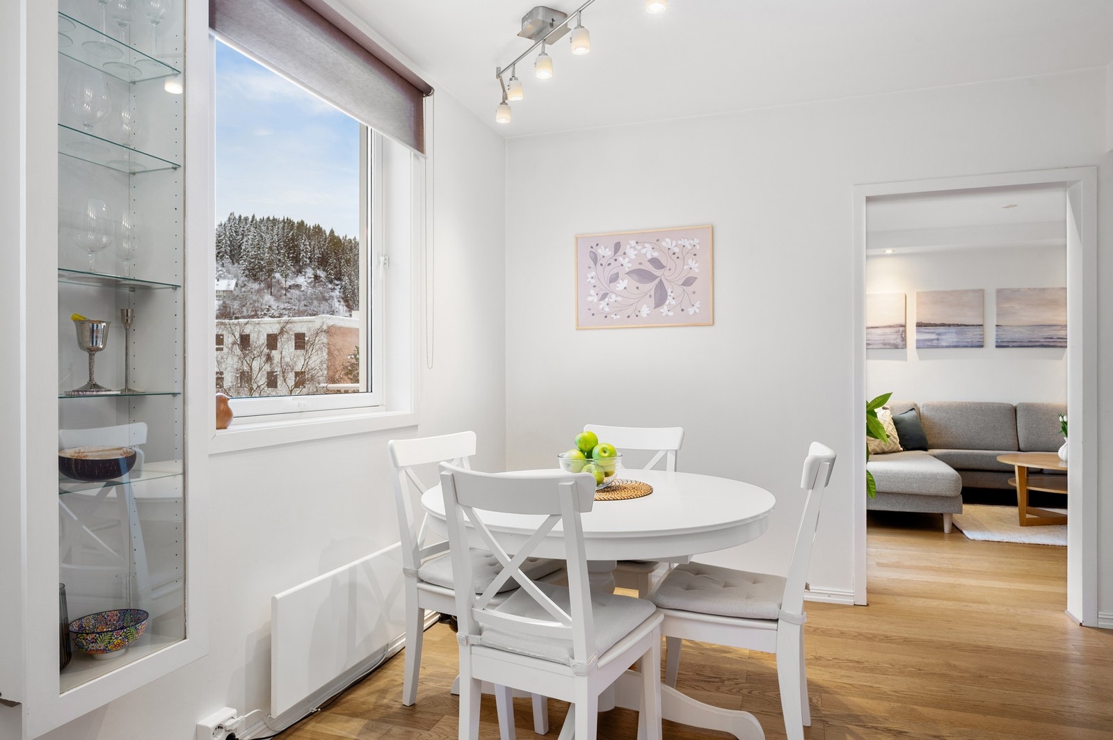 Det er god plass til kjøkkenbord på kjøkkenet. Galleribilde