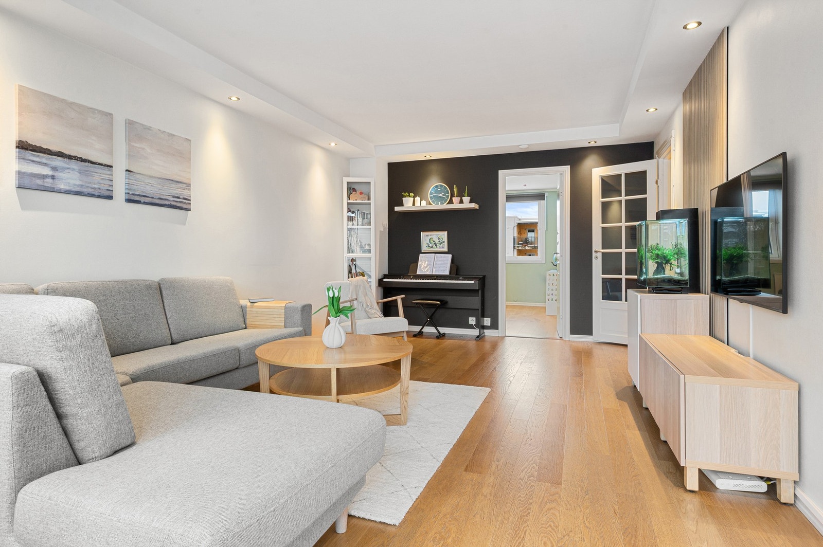 Leiligheten har store vindusflater som gir godt med naturlig lysinnslipp. Galleribilde