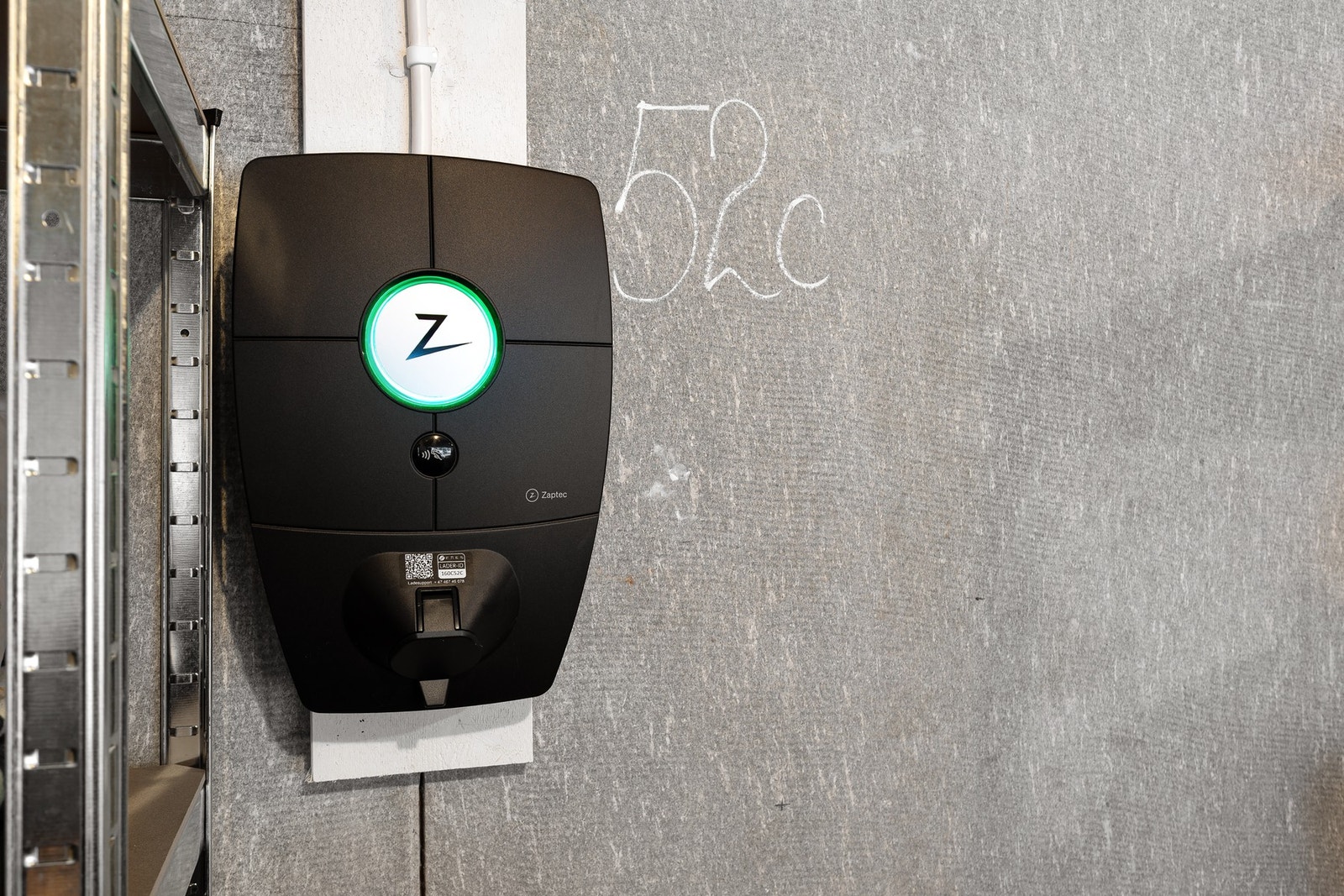 Det er montert elbillader i garasjen. Galleribilde