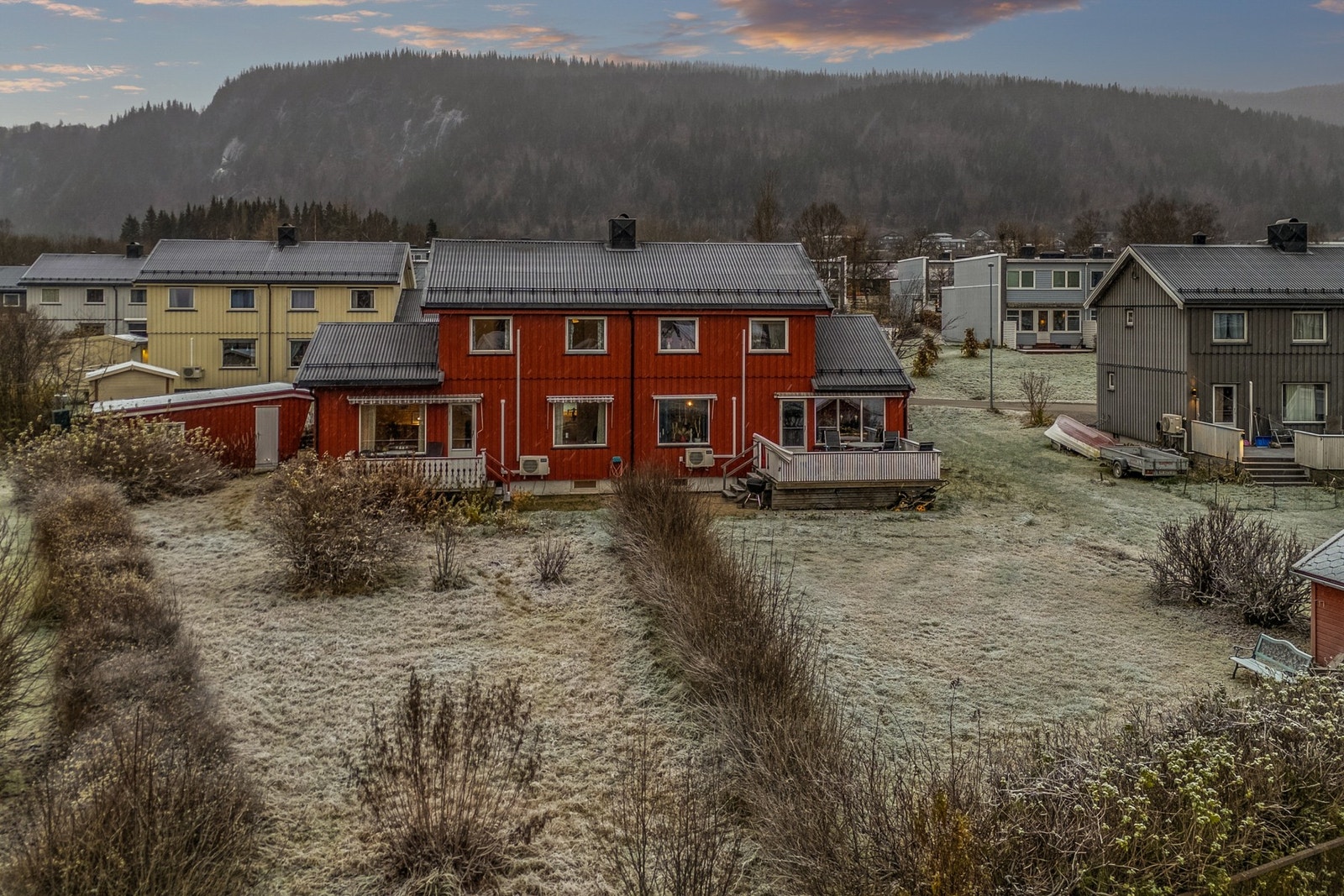 Romslig hage som grenser til lekeplass med ballbinge Galleribilde