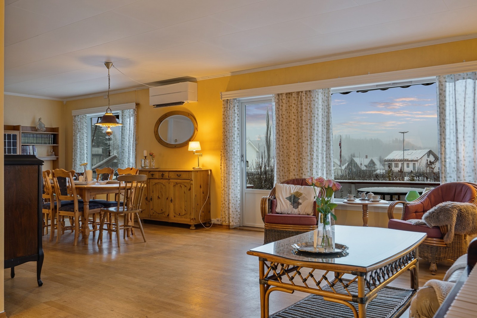 Boligen har påbygget stue og inngangsparti. Galleribilde