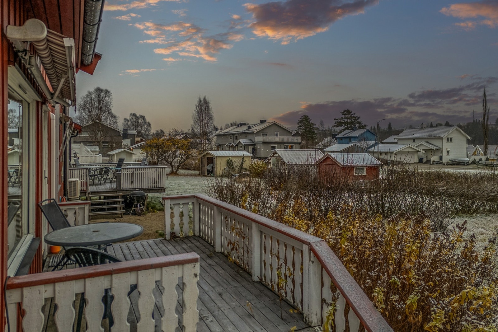 Balkong og hage Galleribilde