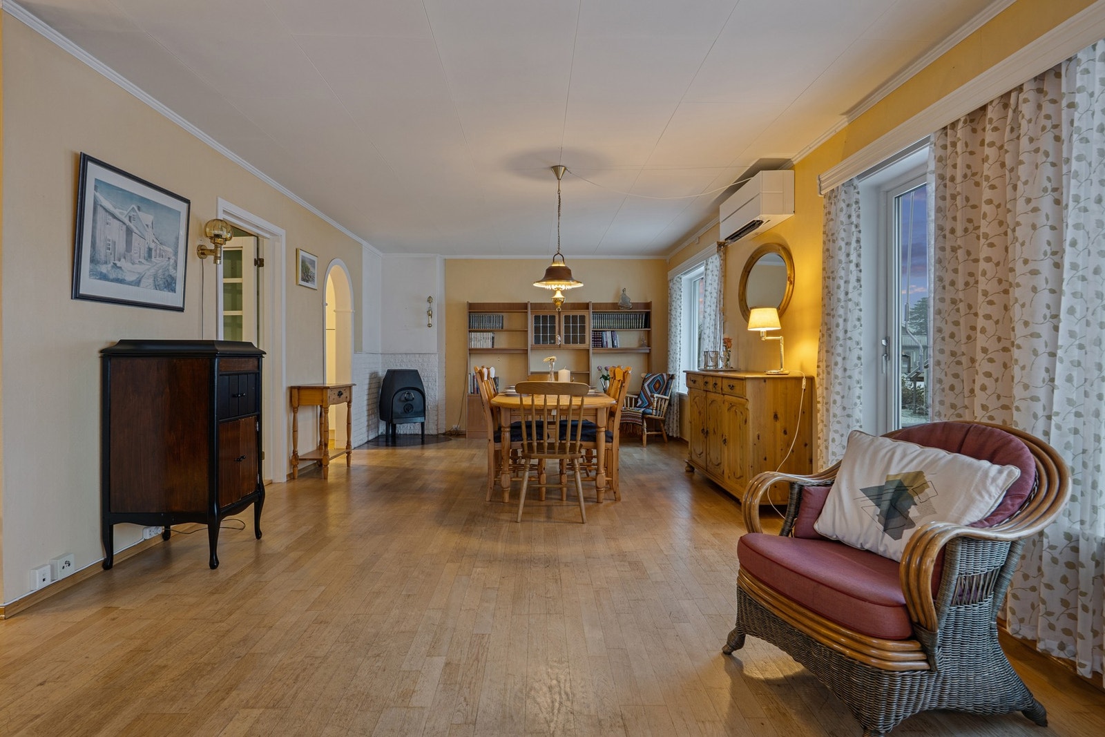 I stua er det både vedovn og varmepumpe Galleribilde