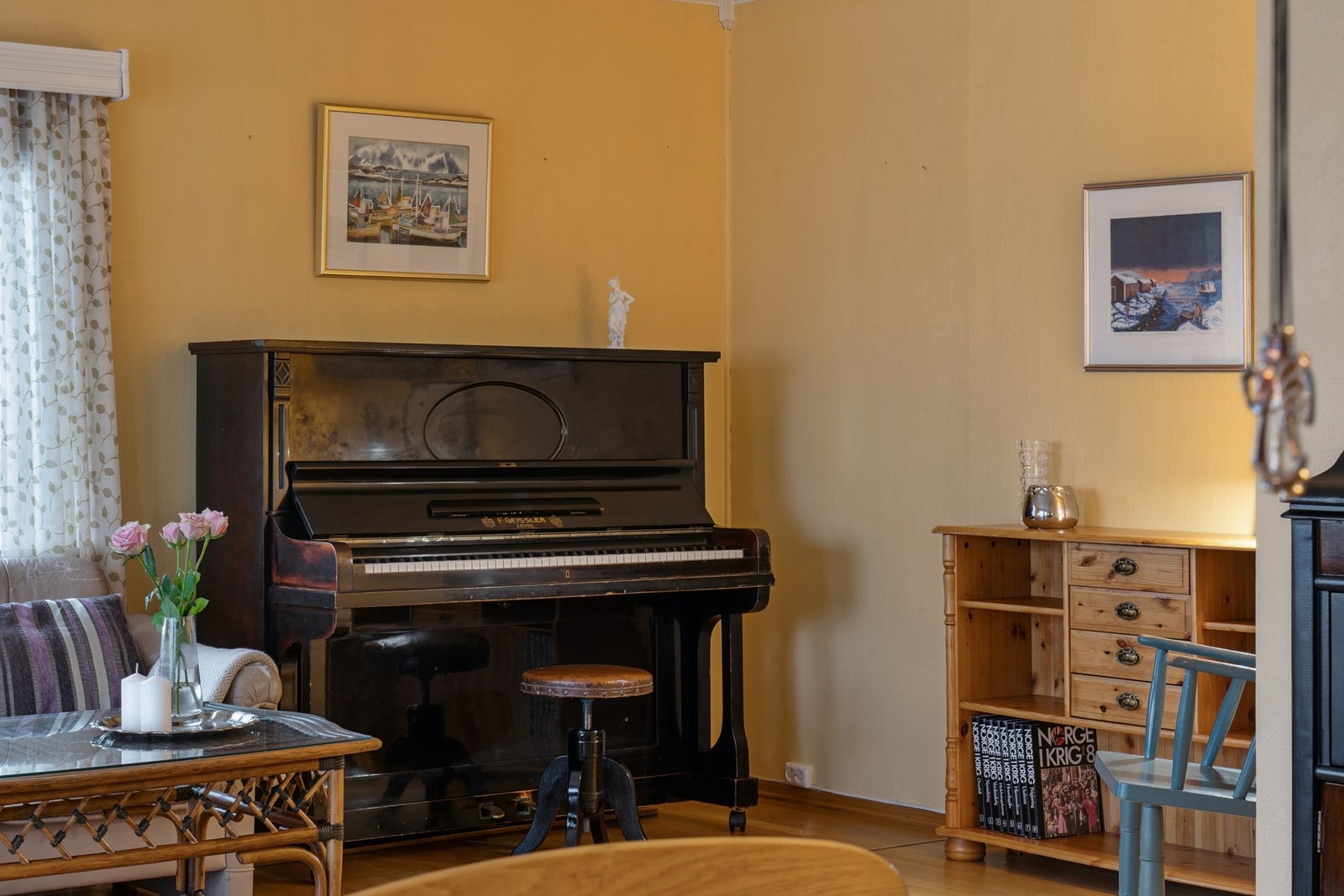 Stue med utgang til hage Galleribilde