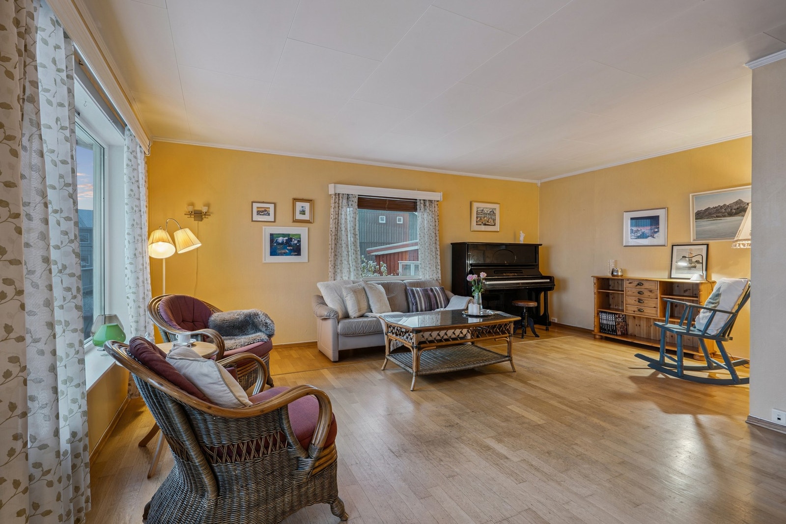 Halvpart av 2-mannsbolig med egen garasje. Galleribilde