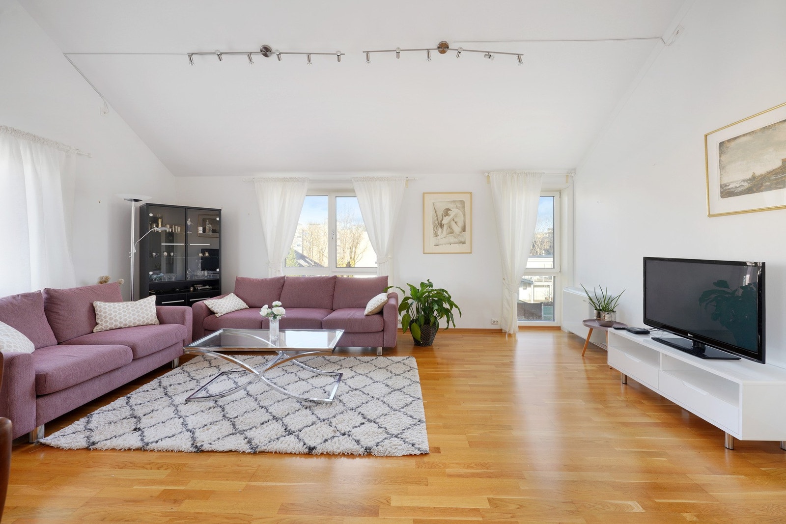 Stuen har parkett på gulv samt hvite malte vegger. Galleribilde