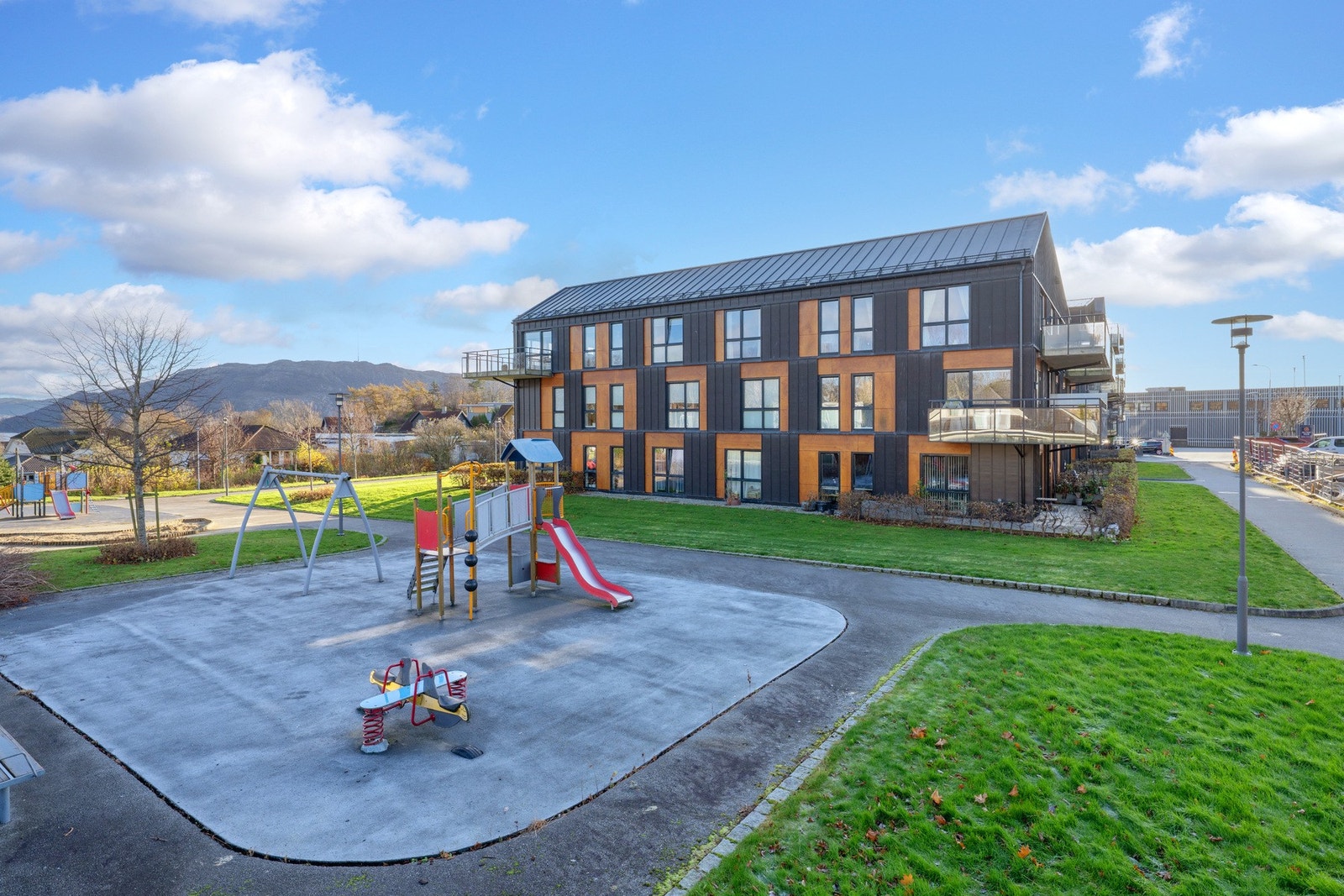 Leiligheten disponerer parkeringplass og bod i kjeller. Galleribilde