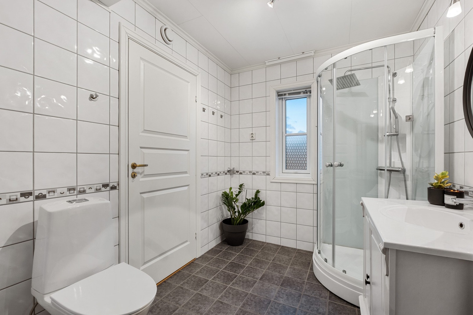 Utstyrt med toalett, servant og dusjkabinett. Galleribilde