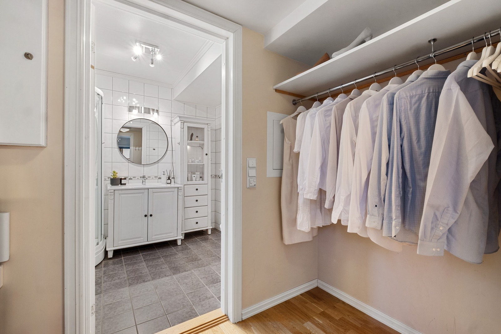 Walk-in. God plass til ryddig oversikt over kleeskatalogen! På motsatt side av opphenget har du praktiske tråhyller. Galleribilde