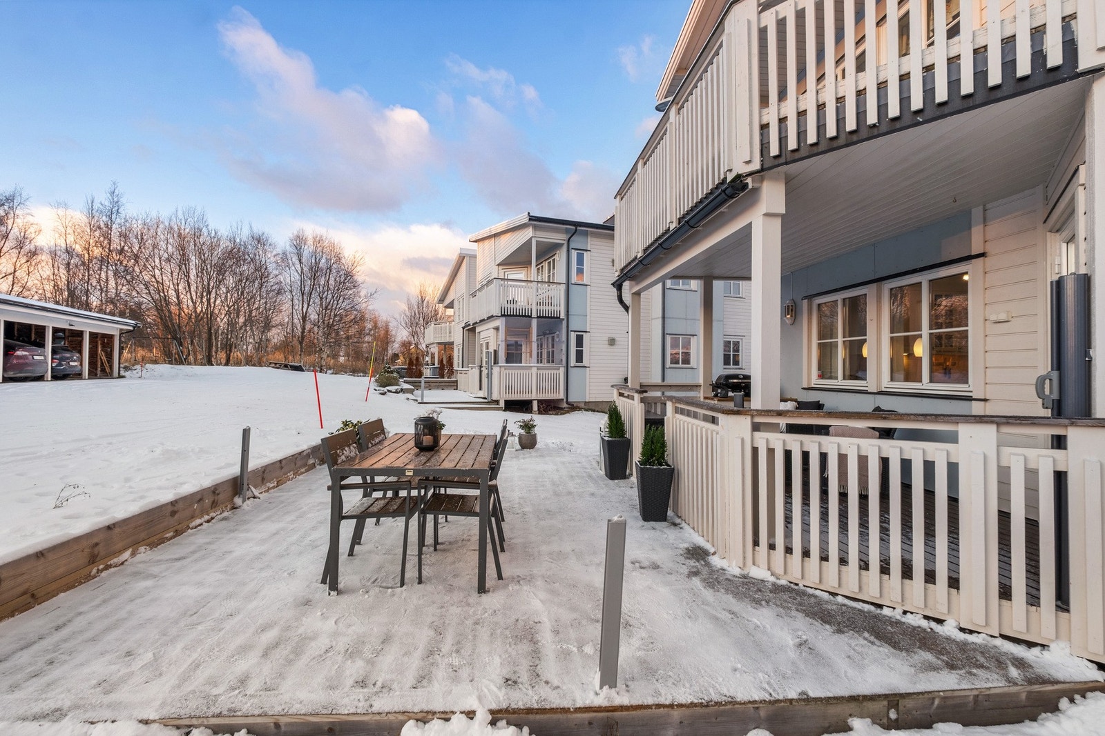 Den sørvendte terrassen er romslig med god plass til møblering av utemøbler. Galleribilde