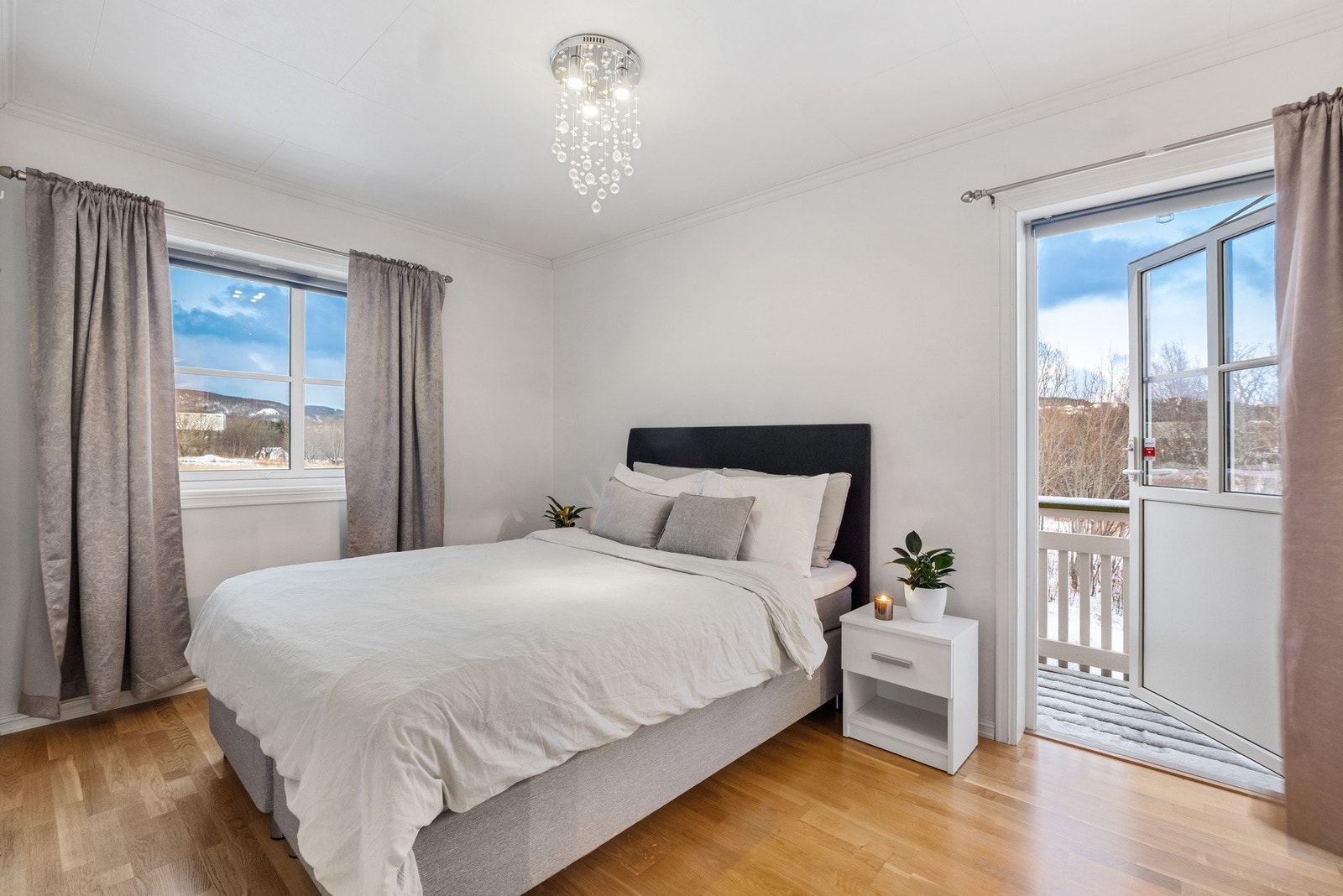 Hovedsoverommet er av god størrelse. Her her du egen inngang, men også direkte tilgang til badet gjennom walk-in. Galleribilde