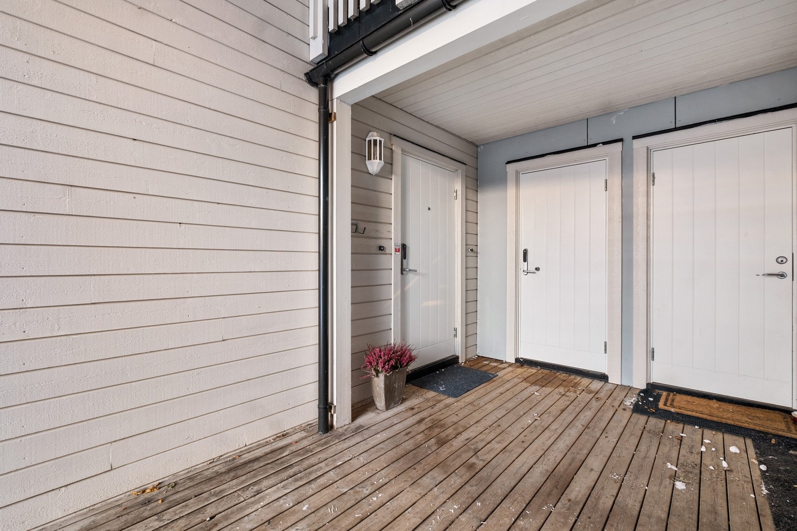 Rett utenfor ytterdøren har du også en utvendig bod! Galleribilde