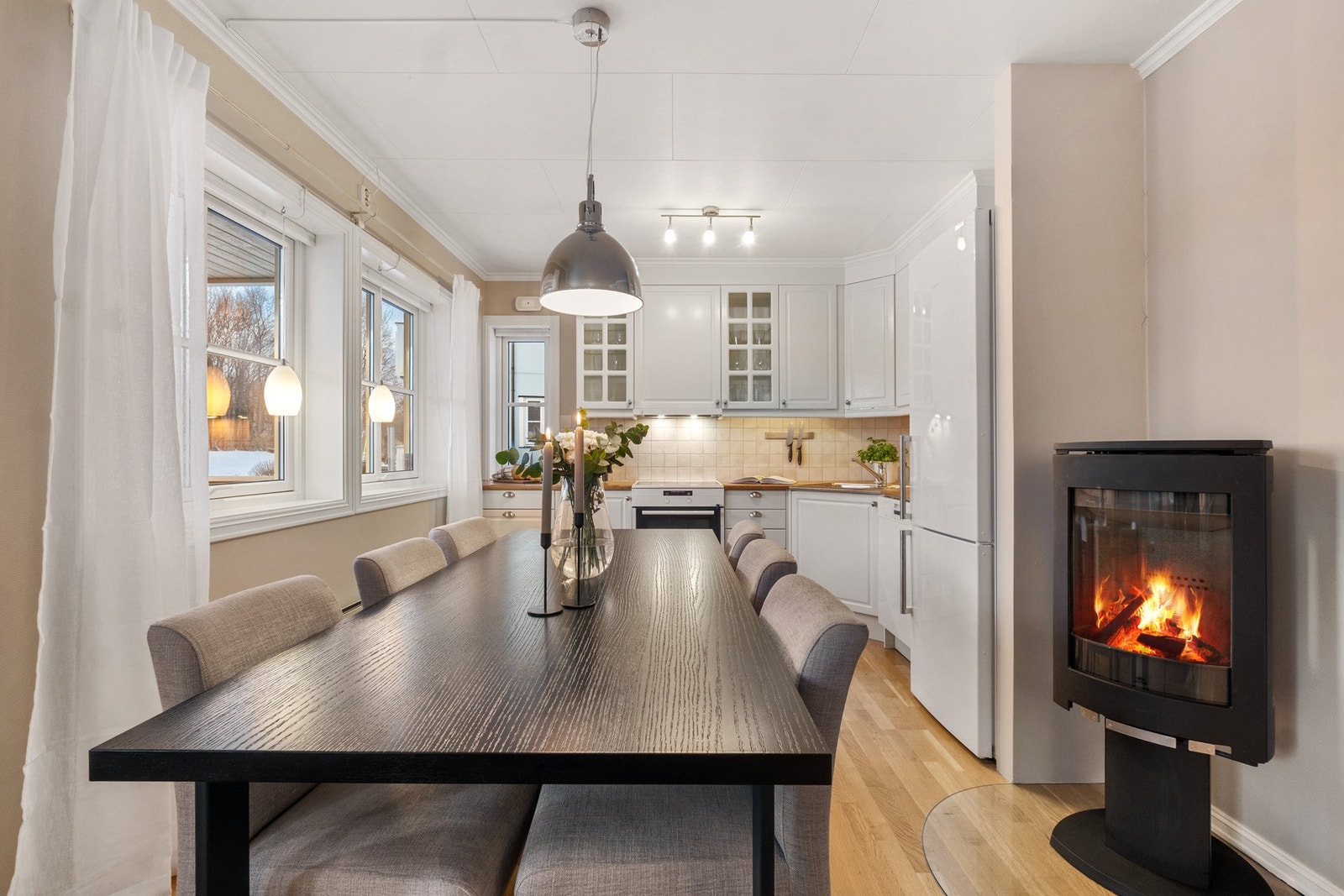 I den åpne planløsningen har du også plass til å etablere spisegruppe. Galleribilde