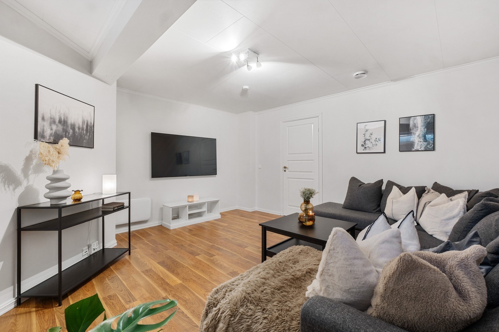 Rom innredet som kjellerstue. Per tegning er rommet en bod da det ikke oppfyller kravene til å være oppholdsorm. Galleribilde