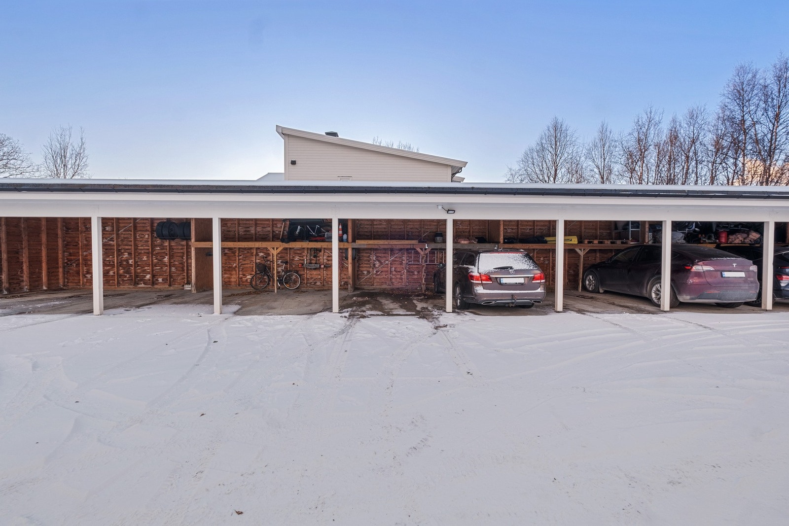 Fast parkeringsplass i carport med montert elbil-lader. Galleribilde